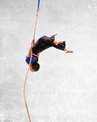 Η Κυριακή Μπαϊλη κρέμεται ανάποδα σε ένα εναέριο σχοινί. Kiriaki Baili is hanging upside down from an aerial rope